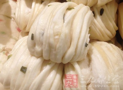 把捏好的花卷放在台板上大約15分鐘，靜置一下，讓面充分的醒一下