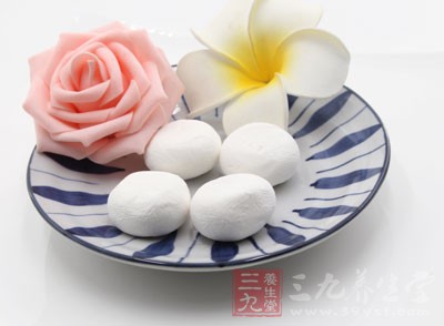 奶油乳酪液及棉花糖液拌勻後，倒入布丁杯中，冷藏2小時以上即可食用