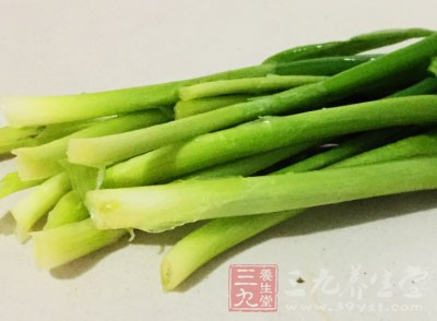 取出蒸好的魚，棄掉蒸魚的蔥及倒掉蒸魚出的汁，在魚身上重新放上大量的蔥絲