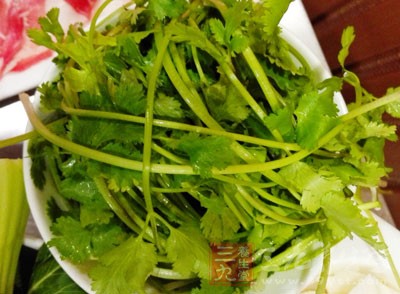 魚蒸好後，淋上調味汁，放兩顆香菜點綴即可
