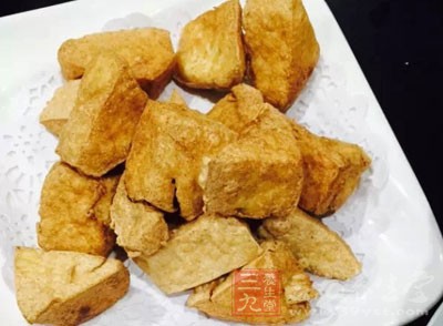將臭豆腐對角切塊放入盤中，淋上拌勻的調味料1，搭配少許泡菜即可食用