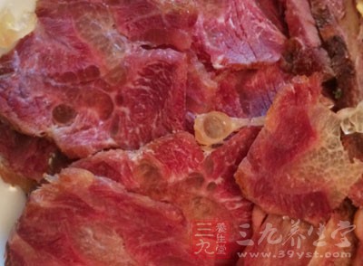 倒入步驟2炒半熟牛肉拌炒一下