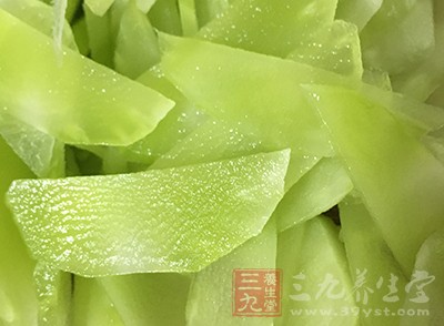 此款菜不但食用起來爽口，而且具有養心的作用