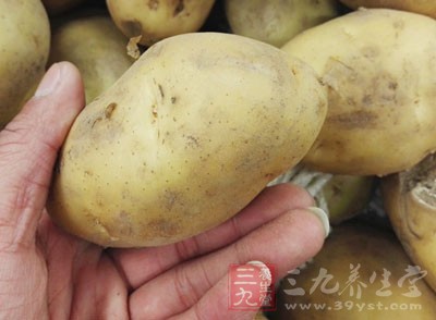 土豆200g，肥瘦相間的豬肉100g，醬油1湯匙(15ml)，蔥10g