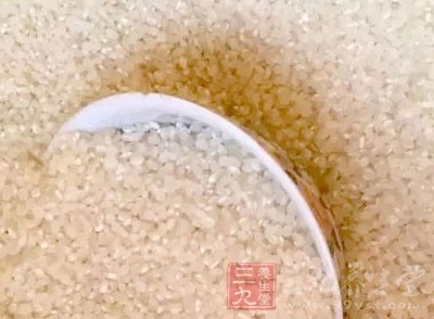 大米洗淨，放入電壓力鍋中