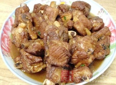 做糖醋排骨之前，首先我們要准備好食材