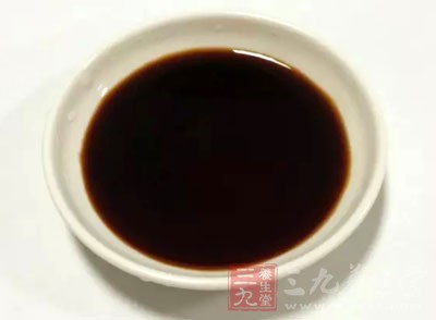 加入清水(大概是雞腿的2/3處)，鹽、生抽、老抽