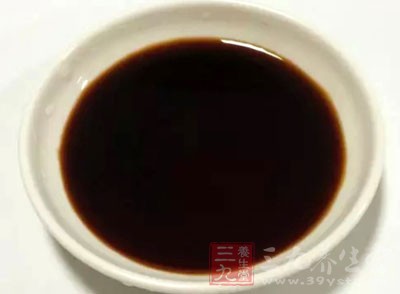 焖至醋干後，加入鹽，生抽，老抽，砂糖