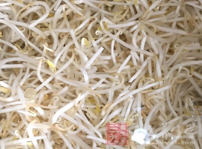 蒜拍碎，綠豆芽洗干淨，辣椒切圈