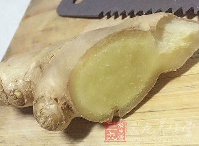 起油鍋，爆香姜絲、蔥白和辣椒絲