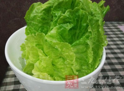 小雞腿2只、火腿1片、生菜少許