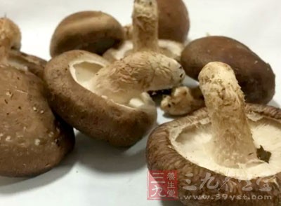 蘆筍切段、蘑菇切片備用