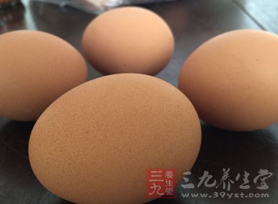 中筋面粉70g，清水150ml，雞蛋2個，鹽1/2小匙，油適量，蔥香菜適量
