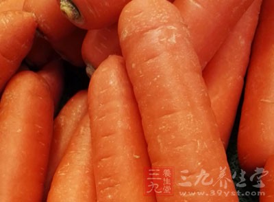 起鍋前韮菜花、胡蘿卜片略為翻炒
