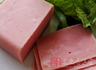 雞蛋打散備用，玉米、碗豆清洗後備用，火腿切成小粒