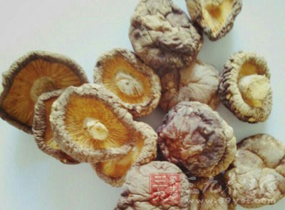 香菇泡軟剁成細末，蔭瓜泡水去鹹味剁成細末