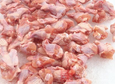 首先我們准備好材料，選好合適的雞肉以及相關的食材