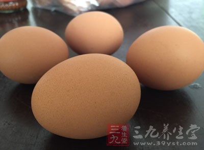 面包糠200g，雞肉500g，雞蛋1個，面粉300g，料酒，鹽，胡椒粉，白黑胡椒，生抽