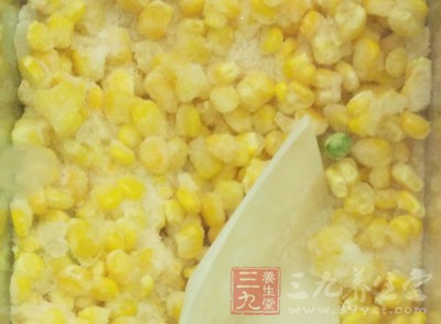 豬皮500g、青豆50g、玉米粒50g、胡蘿卜粒50g、濃縮寶適量、味精適量、鹽適量