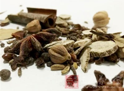 豬皮，八角，桂皮，鹽，生抽，雞精，蔥姜，料酒，蒜末，麻油