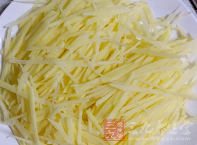 土豆2個，干辣椒，青椒，花椒，蔥段，姜絲，醋，鹽
