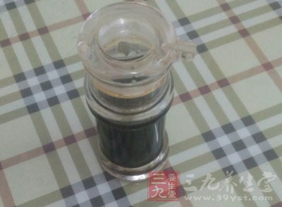 半透明的時候快速放入醋和鹽，再翻炒幾下，酸辣土豆絲就大功告成了