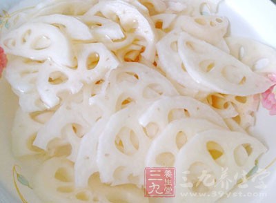 油溫6成熱，將藕片入油鍋中火煎炸至微黃撈出