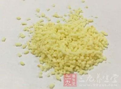 加入雞精和植物油15克，把炒鍋晃動幾下，待鹵汁稠濃即可