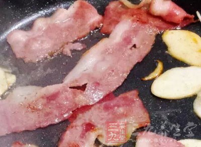 加上大白菜的清甜，培根的油脂及香氣，完全不用再調味就很好吃了