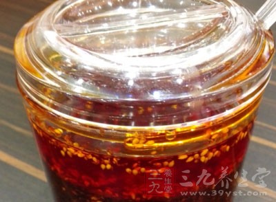 然後將蒜末、醬油膏、砂糖、辣油拌勻