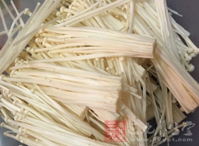 金針菇去頭切段，備用