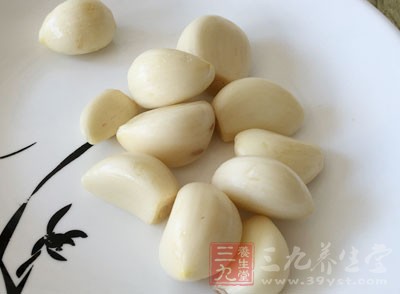 蒜頭、辣椒、姜絲拌入以處理過的小黃瓜內，再加入糖、醋、香油拌醃即可