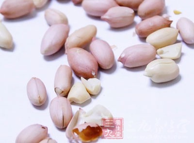 雞腿肉200g，香橙100g，花生米30g，油適量