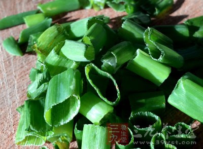 鍋中留底油爆香蔥碎