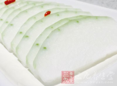 鍋內下油燒至三成熱，轉小火下入豆瓣醬炒透，下入冬瓜和蒜苗