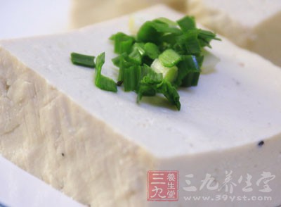 嫩豆腐300克、吻仔魚150克、姜末10克、鹽適量