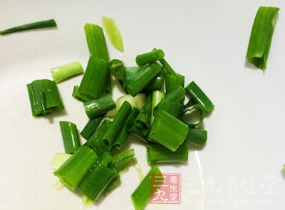 綠豆澱粉1杯、水7杯、鹽少許、自制麻辣油1t、蒜末1t、蔥花1T