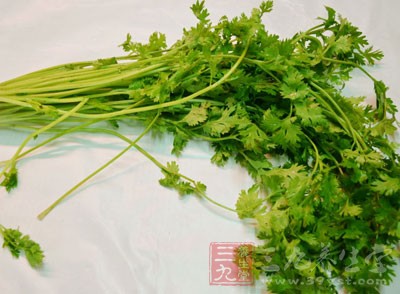 放胡蘿卜、鹽翻炒出鍋，撒上香菜即可