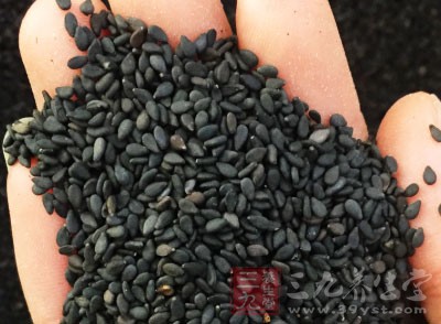 撈起拌以香油、醬油和糖，最後灑上炒香芝麻