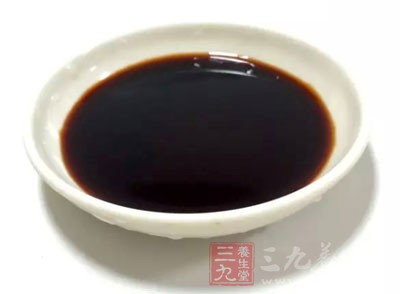 再下白玉菇、生抽、鹽繼續煮5-10分鐘即可