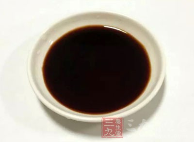 下一匙辣椒醬和一小匙醬油拌炒幾下後將豆腐丁放回鍋中炒勻
