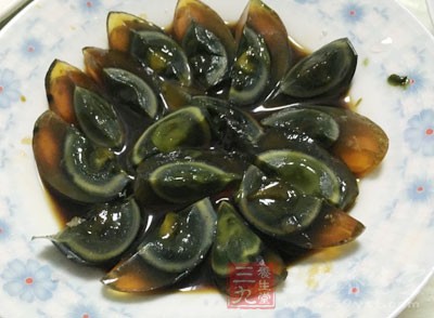 皮蛋2個，嫩豆腐1塊，朝天椒半根，蔥花1匙，醬油1匙
