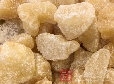 最後倒入炖排骨的湯，加入冰糖、鹽和小土豆，上蓋炖至收汁即可
