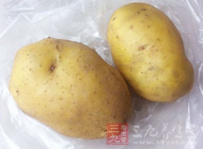 土豆去皮洗淨切滾刀塊