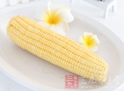 加入海帶結、切塊的白蘿卜和玉米再炖半小時，加入鹽即可