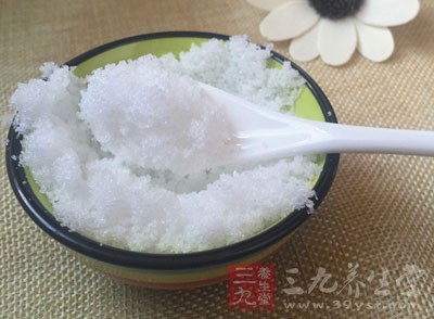 將西瓜皮的水濾掉不要,在西瓜皮裡加入白糖、白醋拌勻後腌制10分鐘入味即可 將西瓜皮的水濾掉不要,在西瓜皮裡加入白糖、白醋拌勻後腌制10分鐘入味即可