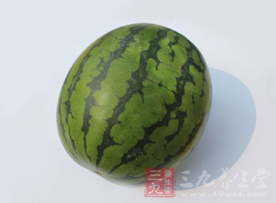 西瓜皮400克、干辣椒3根、鹽、雞精 西瓜皮400克、干辣椒3根、鹽、雞精