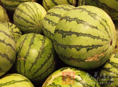 西瓜皮能清熱解毒,而且新鮮的西瓜皮還含有豐富的維生素和煙酸 西瓜皮能清熱解毒,而且新鮮的西瓜皮還含有豐富的維生素和煙酸