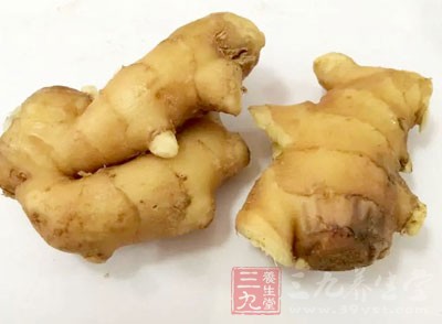 砂鍋中放入適量清水,放入排骨和姜片、蔥,大火燒沸後轉小火煲40分鐘左右 砂鍋中放入適量清水,放入排骨和姜片、蔥,大火燒沸後轉小火煲40分鐘左右