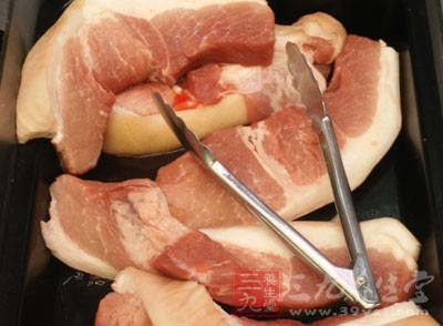 五花肉或肉塊250g、鹽1大匙、蔥1~2根、蒜1瓣、姜薄片2~3片